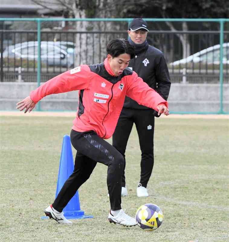 全体練習終了後に、シュート練習に取り組むFW半代将都＝県民総合運動公園サッカー場