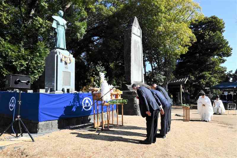 横井小楠の墓前祭で玉串をささげる参列者＝14日、熊本市東区