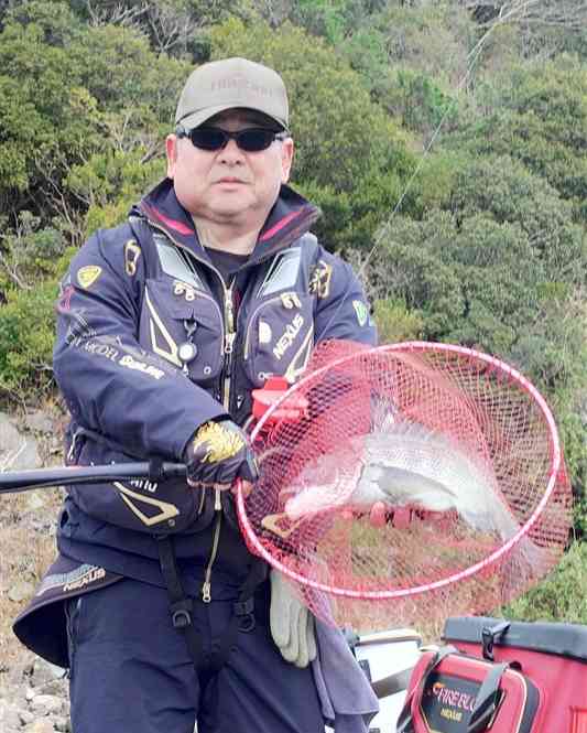 ノサバ1番で45センチの寒チヌを釣り上げた松本公輝さん＝天草市御所浦町