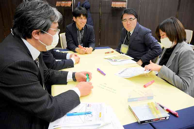 探究活動や地元企業との連携について意見交換する熊本県立高の教諭ら＝14日、熊本市中央区