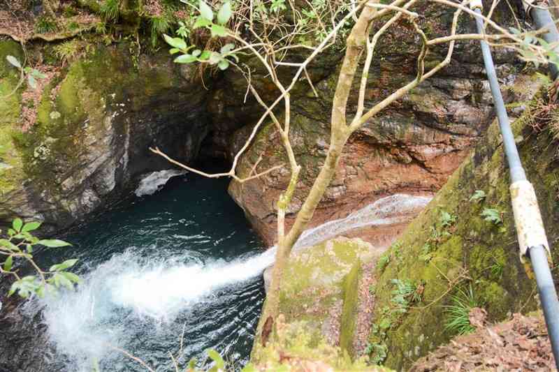 万江川の上流部にある半蔵渕＝15日、山江村