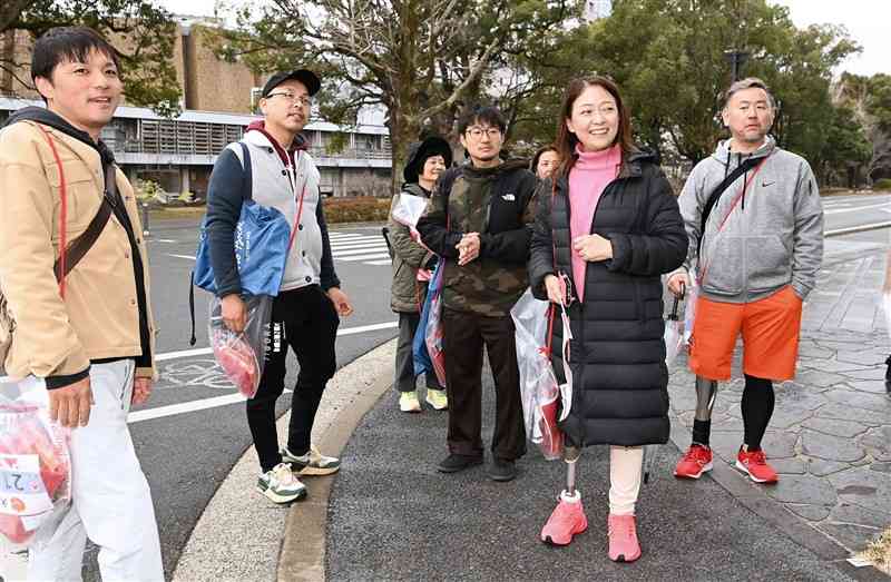 城下町ファンランのコースを下見する「ファイヤーブレーズ」のメンバーら＝15日、熊本市中央区