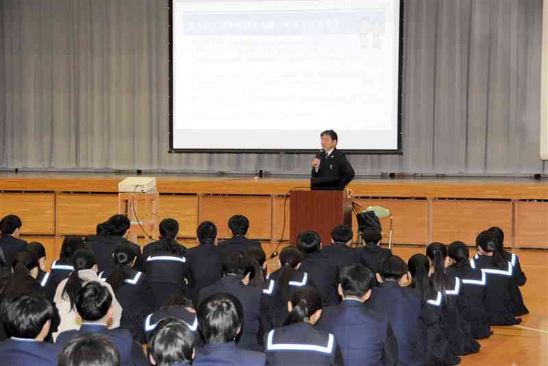 大津高3年生が契約時のリスクなどを学んだ講演会＝14日、大津町