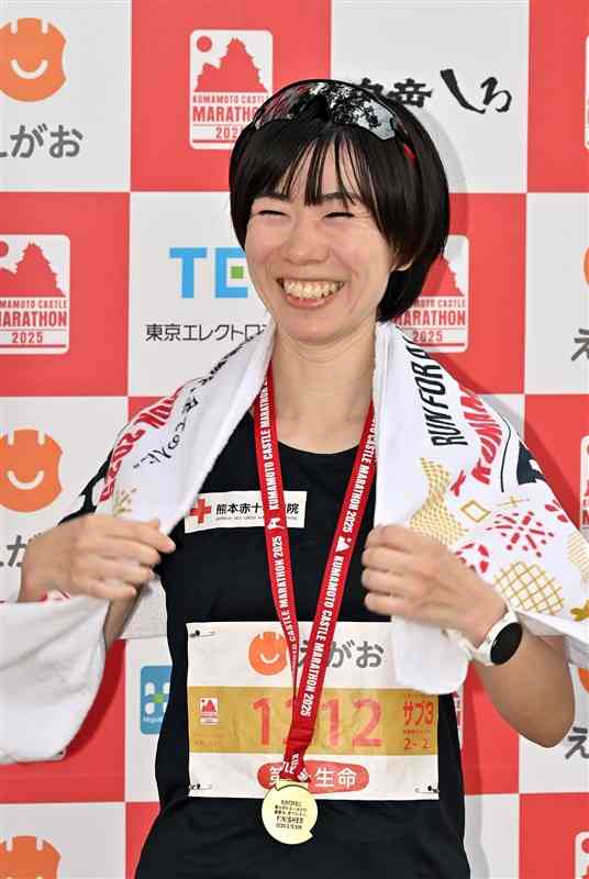 熊本城マラソンの女子で4連覇を果たし、笑顔がはじける加藤みちる選手（熊本市）＝16日、熊本市中央区（上杉勇太）