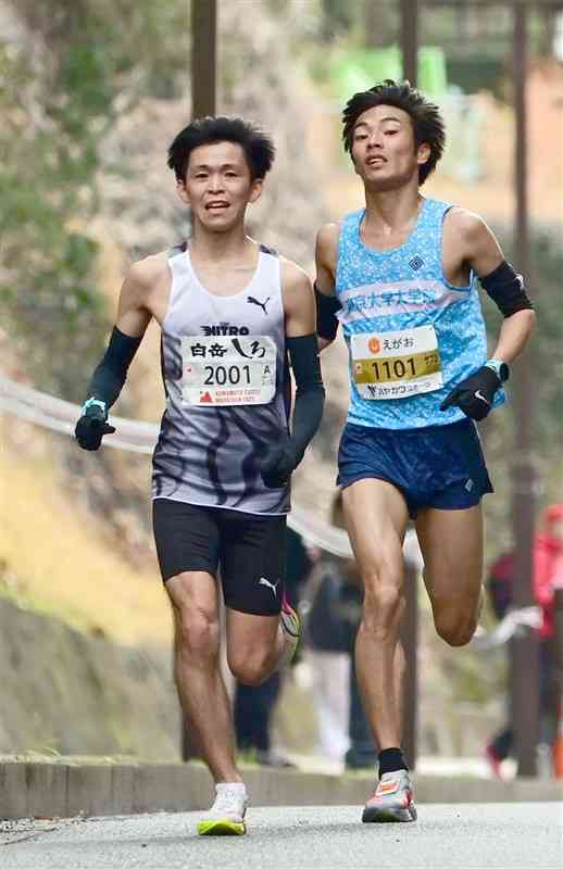 フルマラソン男子で、終盤まで激しく競り合う阿部飛雄馬選手（左、東京都）と古川大晃選手（東大大学院）＝16日、熊本市中央区（谷川剛）