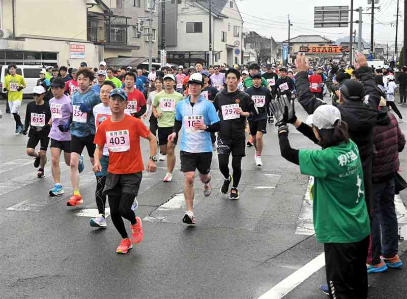 ひとよし温泉マラソンでスタートする出場者ら＝16日、人吉市