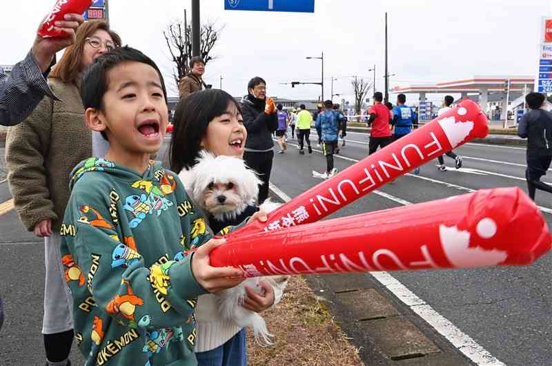 フルマラソンのランナーに沿道から声援を送る子ども＝熊本市南区（小野宏明）