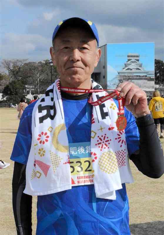 大会当日に65歳を迎えた安方晃さん＝16日、熊本市中央区