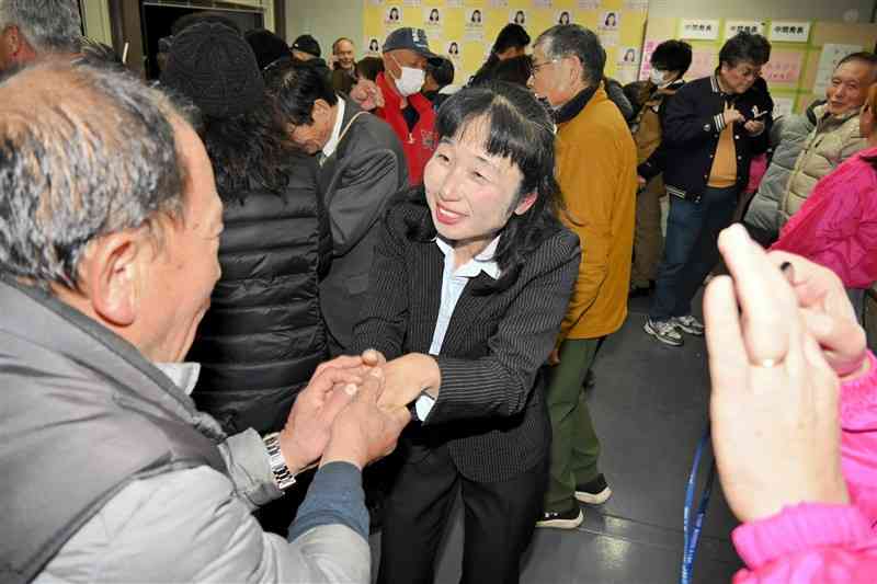 阿蘇市長選で当選を決め、支援者らと握手を交わす松嶋和子さん＝16日、同市（中島忠道）