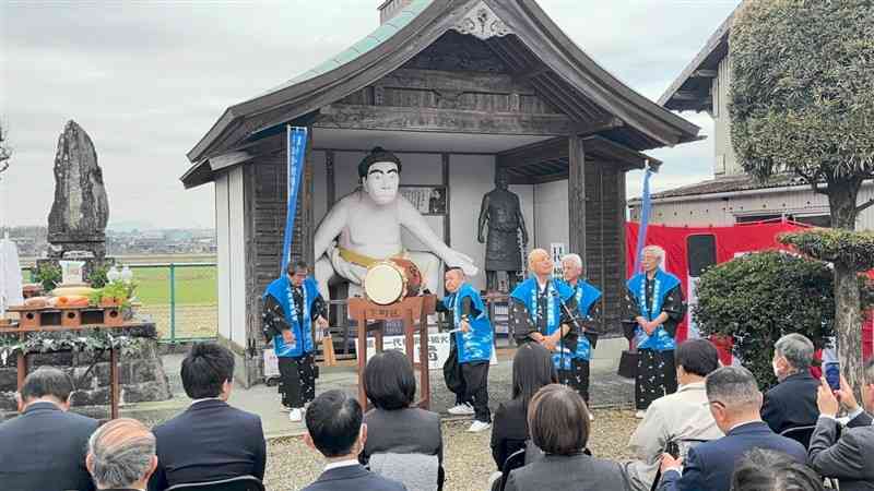 第11代横綱の不知火光右衛門の墓前祭で、相撲甚句を披露する顕彰会員ら＝15日、大津町（同会提供）