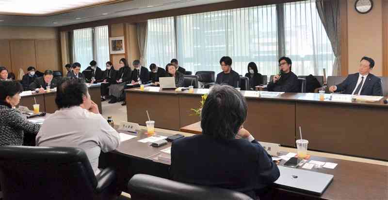 「食のみやこ熊本県」推進に向け、意見交換する有識者ら＝17日、県庁