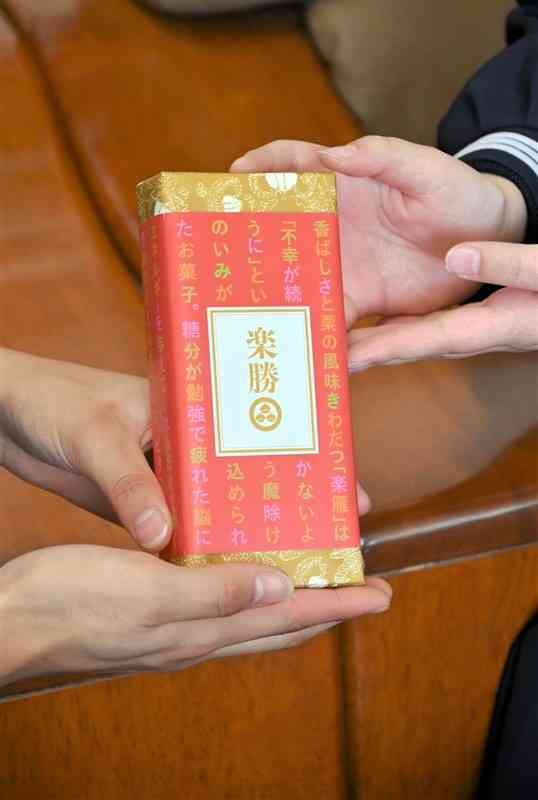 受験生応援仕様のパッケージで鹿北中に届いた小布施堂の干菓子