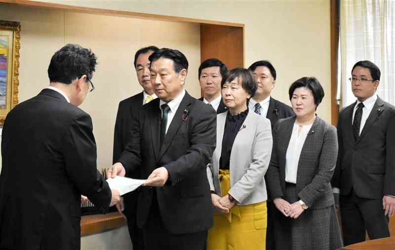 帯状疱疹のワクチン接種について熊本市独自の拡充を大西一史市長（左）に申し入れる公明党熊本市議団＝18日、市役所