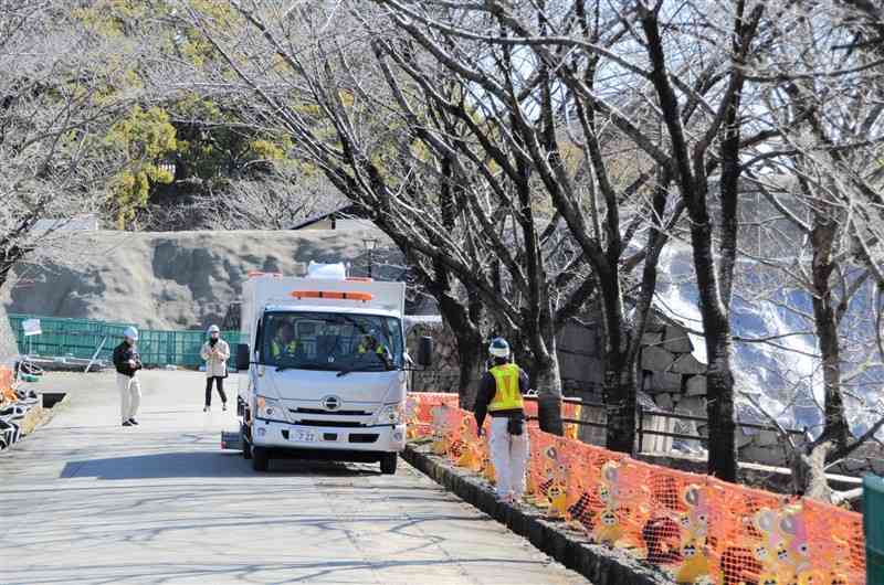 熊本城の園路で地中を調査する作業車。後部の下にレーダーを設置している＝19日、熊本市中央区