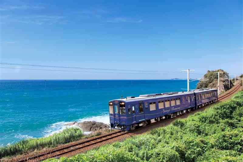 海岸沿いを走る観光列車「おれんじ食堂」（肥薩おれんじ鉄道提供）