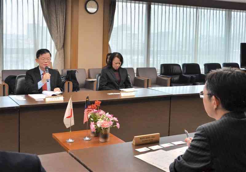 半導体人材の交流について木村敬熊本県知事と意見を交わしたマレーシア・ペナン州のチャオ・コン・ヨウ首席大臣（左）＝21日、県庁