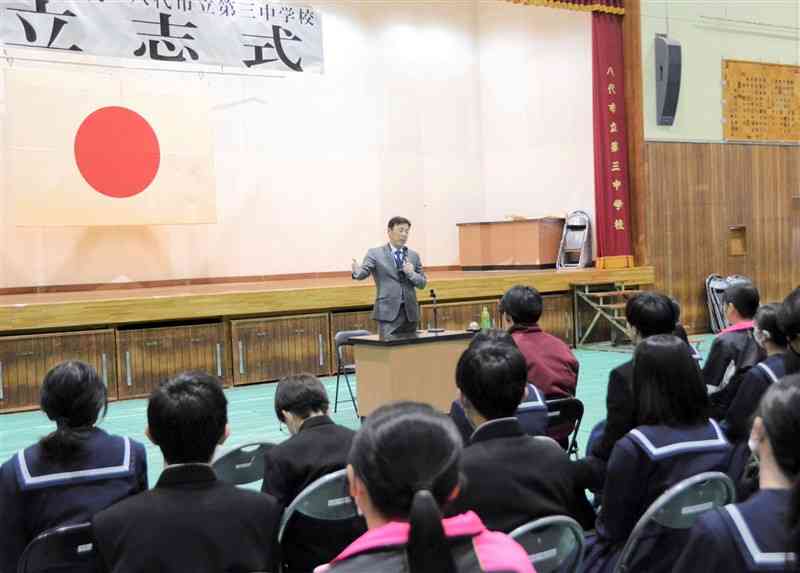 八代三中の立志式で講話する元中日選手の荒木雅博さん＝21日、八代市