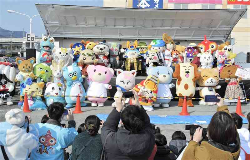 宇土市に集結した全国のご当地キャラクターたち＝22日、同市