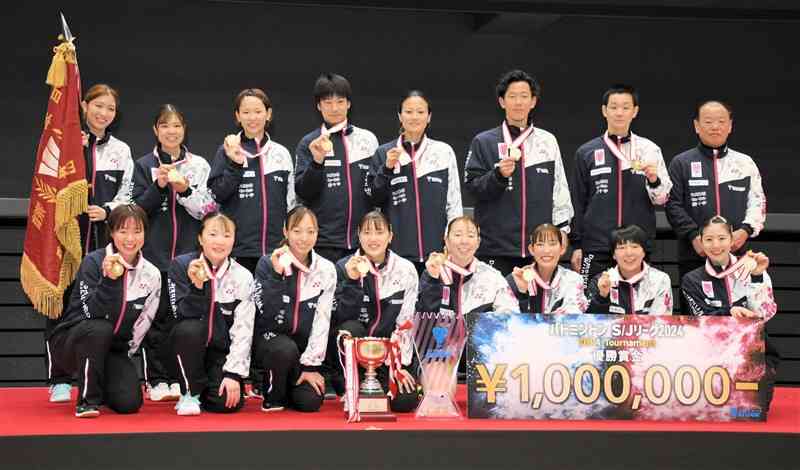 バドミントンのS／Jリーグ女子で2年ぶり4度目の優勝を飾った再春館製薬所の選手ら＝22日、横浜市の横浜BUNTAI