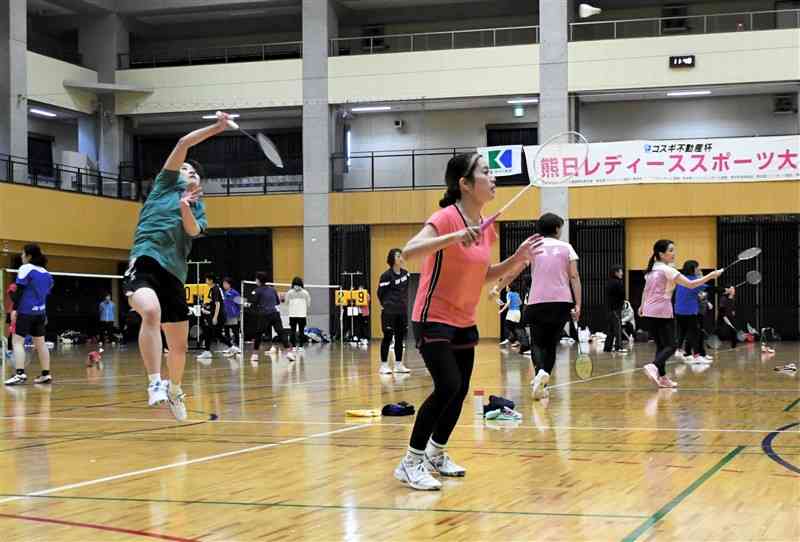 熊日レディーススポーツ大会のバドミントン競技で熱戦を繰り広げる選手たち＝熊本市南区