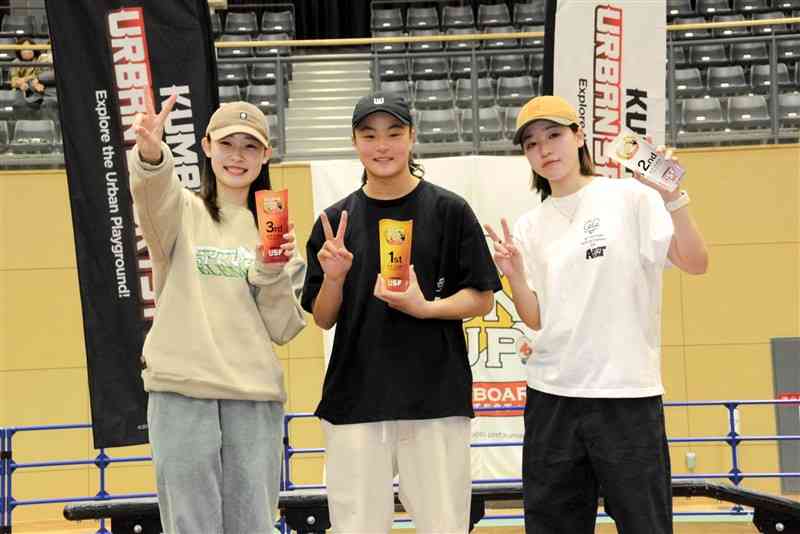 くまモンカップの女子で優勝した松本雪聖選手（中央）。右は2位の吉沢恋選手、左は3位の上村葵選手＝23日、菊陽町（林田賢一郎）