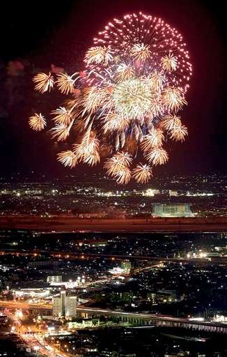 復興への大輪 夜空に 八代市でサプライズ花火 熊本日日新聞社