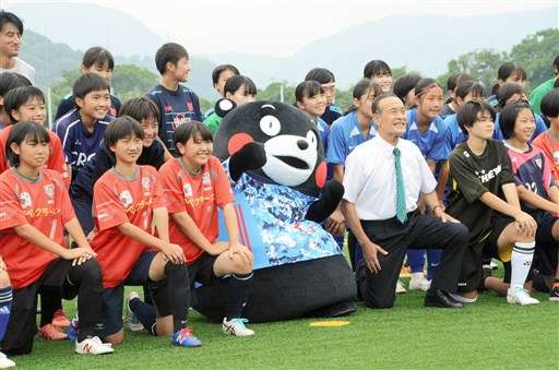 くまモン 日本代表ユニホームでサッカー 熊本県協会がプレゼント 熊本日日新聞社