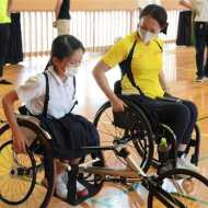 速い 競技用車いす 菊池市の隈府小で中尾選手招き体験会 熊本日日新聞社