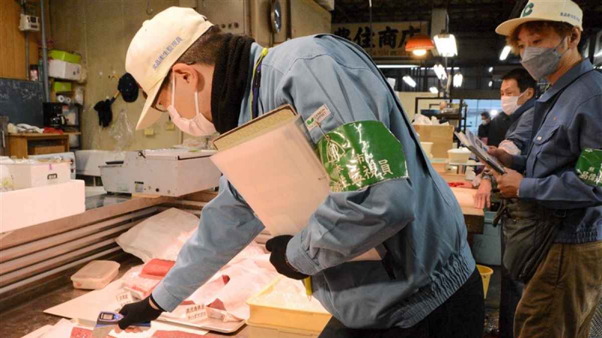 年末年始の食中毒防げ 熊本市 田崎市場で食品一斉取り締まり 熊本日日新聞社