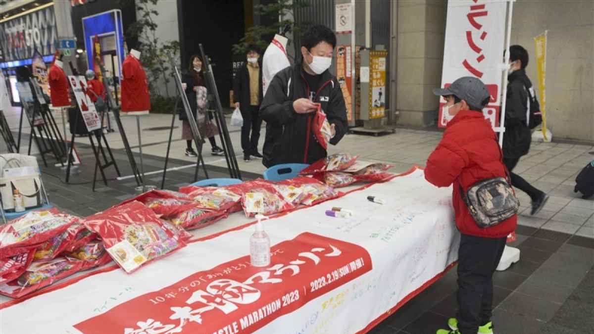 歴代の完走メダル、Tシャツ…熊本城マラソンの軌跡たどる 来年2月の大会