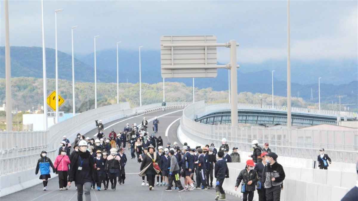 天草未来大橋、みんなで「渡り初め」 地元の児童ら、2月の開通前に