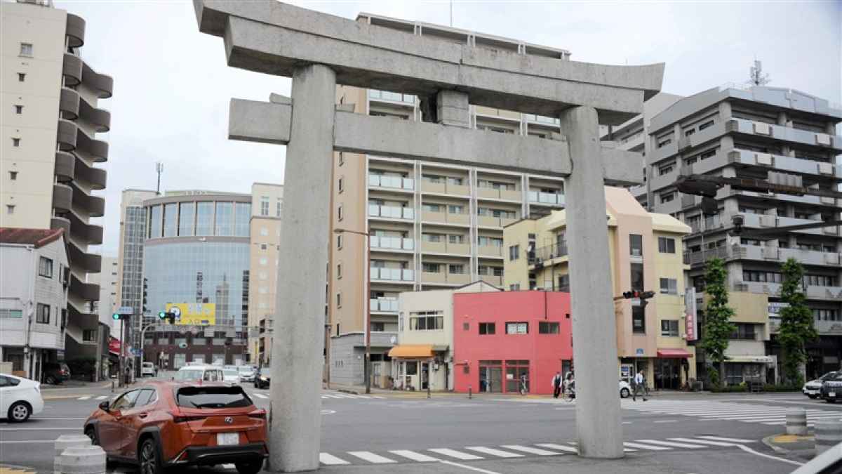 車道のド真ん中に鳥居、なぜ？ 熊本市の藤崎八旛宮 戦後市街地の変遷