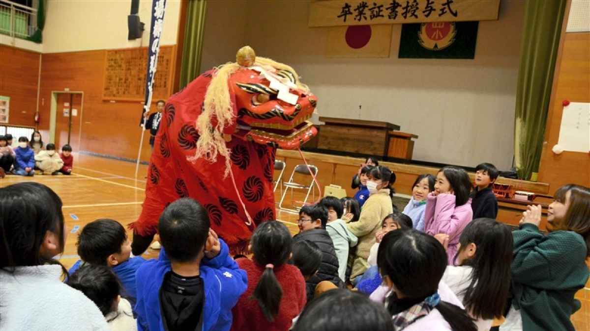 伝統の獅子舞、豪快に【ほっとフォト】｜熊本日日新聞社