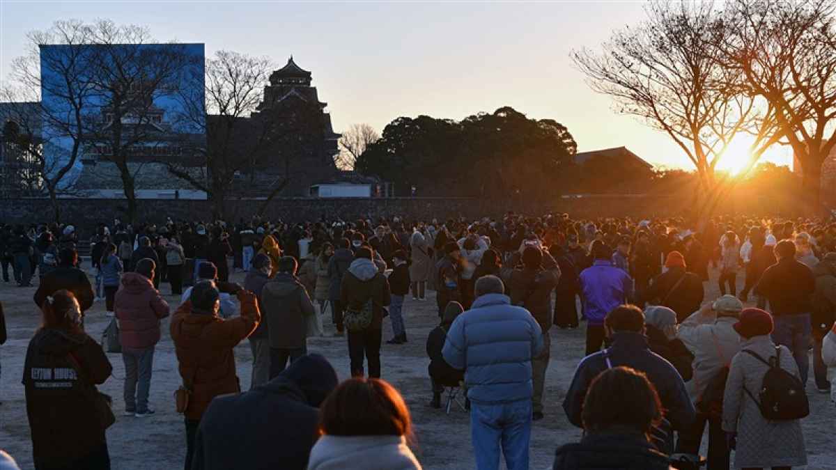 「健康に過ごしたい」 初日の出眺め願い 熊本城二の丸広場 家族 ...