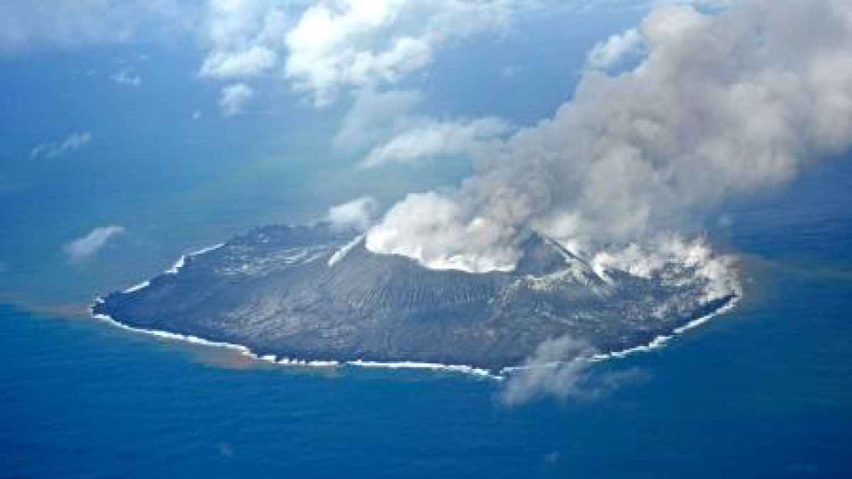 西之島で小規模噴火 海保、船舶注意呼びかけ（共同通信）｜熊本日日新聞社