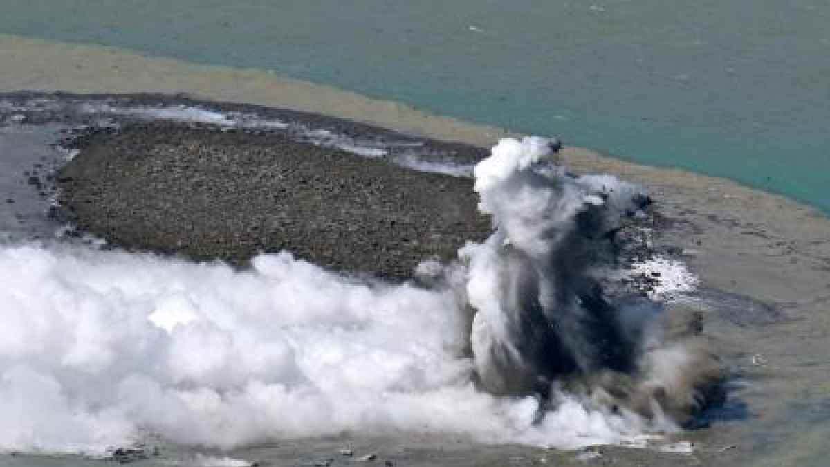 硫黄島沖、噴火で新たな島 軽石や海水変色も（共同通信）｜熊本日日新聞社